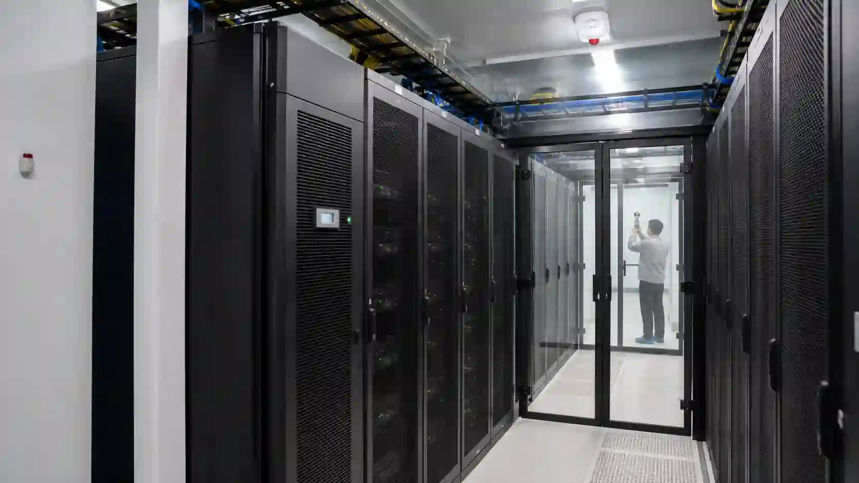 微模块机房建设指南：前期图纸如何把控精密空调PUE与布线成本？